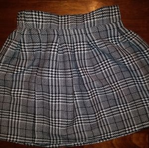Patterned skirt w/ black underlining.